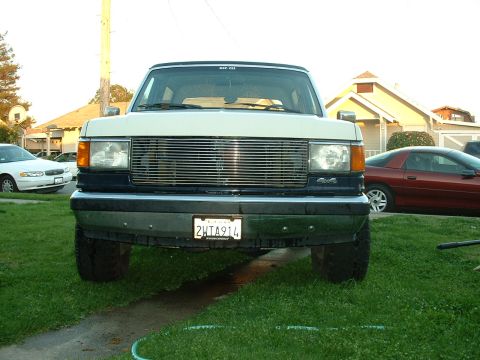 1990 Ford Bronco - This Ford Bronco has a distinctive grille and body style from the late 1980s.