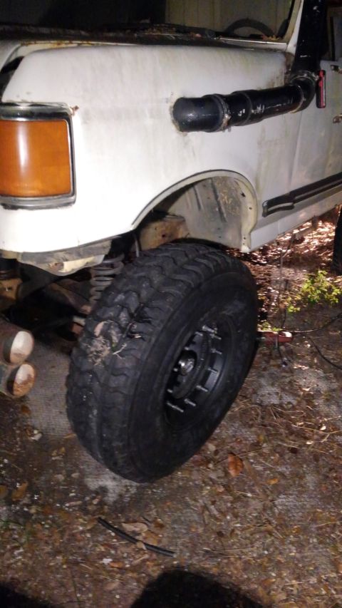 1988 Ford Bronco - there is no weight in the front due to the engine and tranny being out so once there in, the front will be quite lower due to the soft Deav…