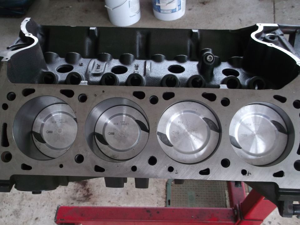 Engine block with four pistons visible. Text on pistons reads '202' and '92.5mm'