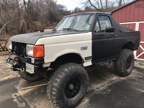 1989 Ford Bronco - This lifted 1989 Ford Bronco features a two-tone paint scheme and aggressive off-road tires.