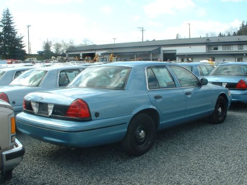 1999 Ford Crown Victoria - Rear view of the '00.