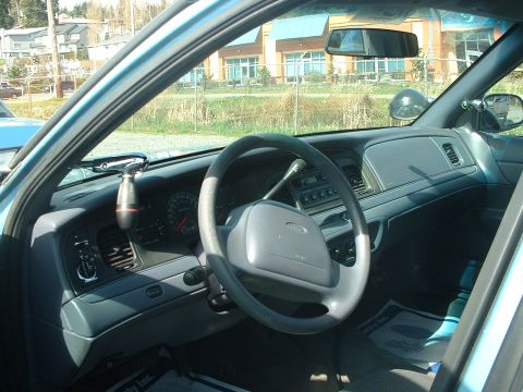 1999 Ford Crown Victoria - Another front interior pic of the '00.