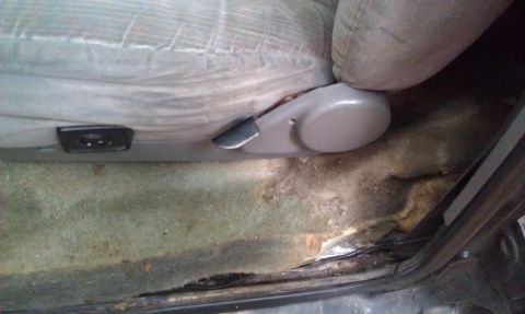 1995 Ford Bronco - faded carpet
