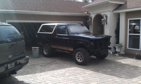 1995 Ford Bronco - This 1995 Ford Bronco is undergoing repairs in a driveway.