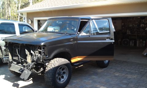 1995 Ford Bronco - This Ford Bronco appears to be undergoing some work, with its front end missing some components.
