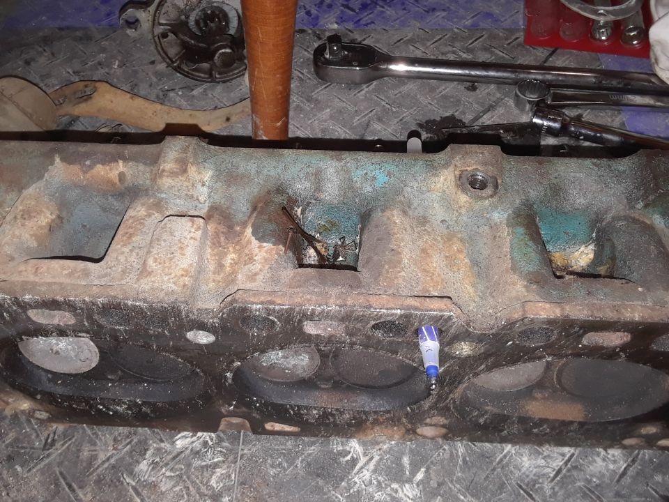Extra hole on a C8TE head.