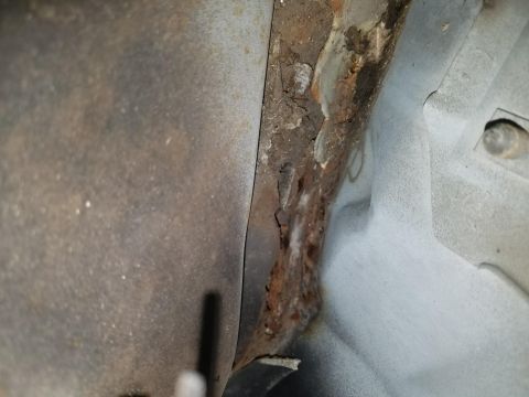 1994 Ford Bronco - Photograph of corrosion along a body seam, not a technical document.