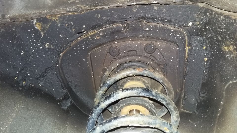 Suspension strut mount with coil spring