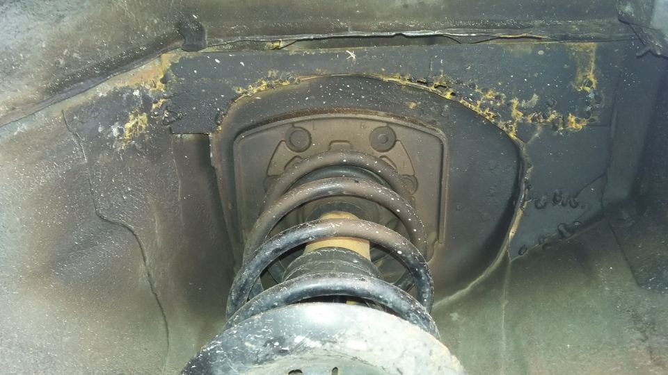 Front strut mount of a 2000 Pontiac Grand Prix