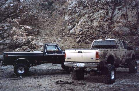 2000 Ford F-450 - TONY'S TRUCK AND MY TRUCK GETTING WASHED