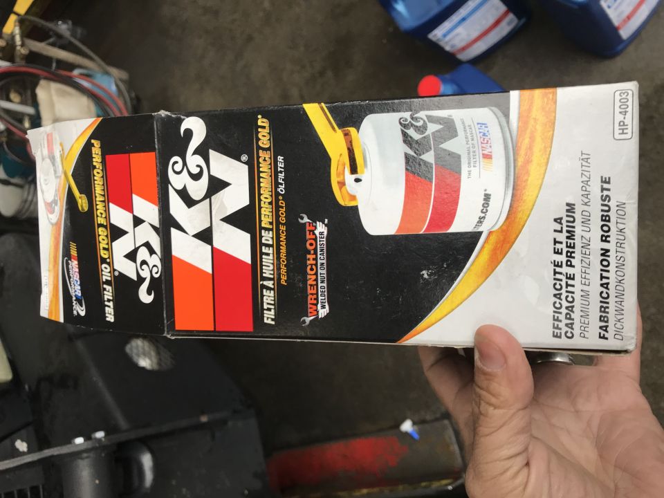 K&N Performance Gold oil filter box with French and German text