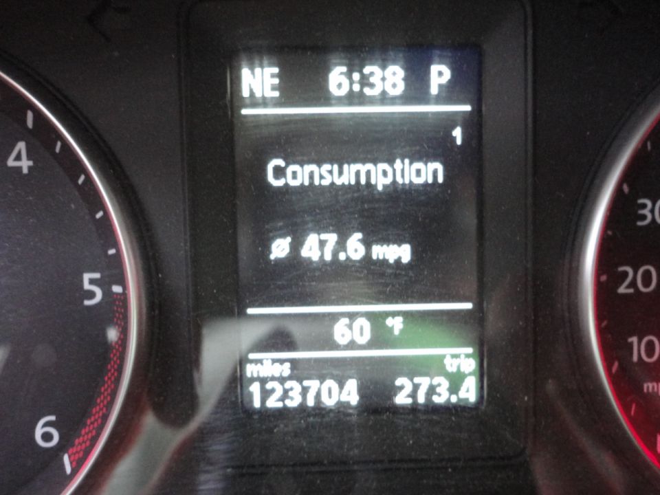 Dashboard display shows 47.6 mpg consumption and 123704 miles