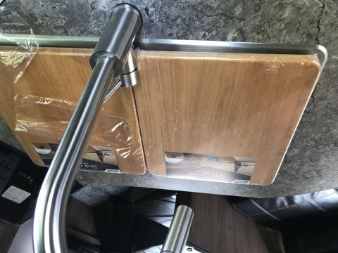 2018 Yugo GV - Packaging for two sink covers with wooden surfaces and metal trim is visible.
