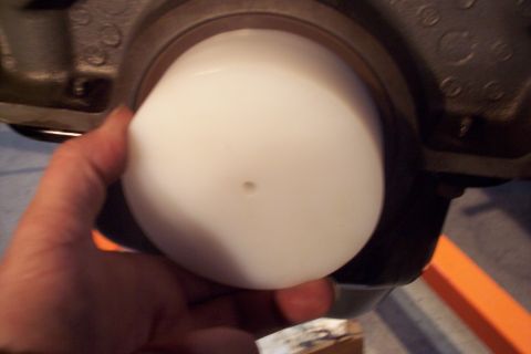 1995 Ford Bronco - A hand holds a white plastic cap near a dark metal part, with a Supermotors.net watermark visible.