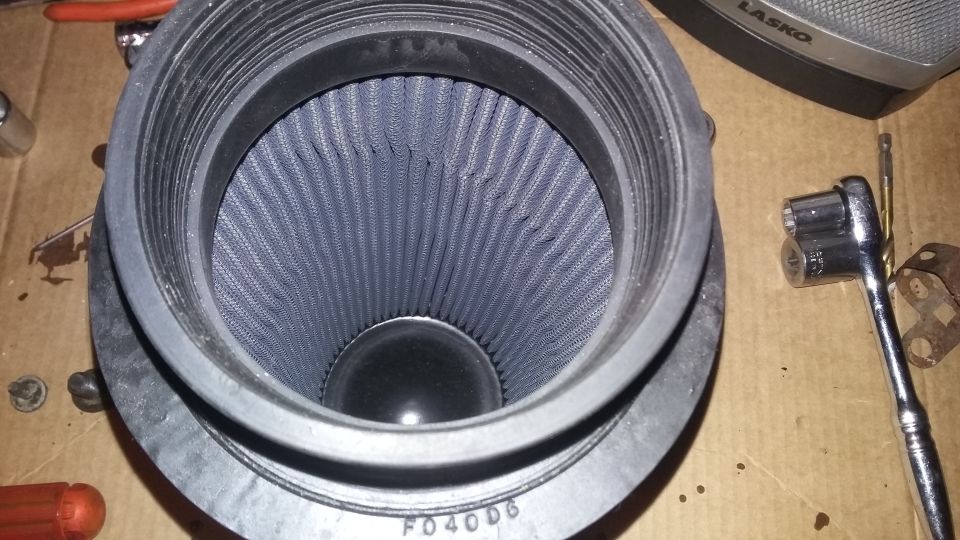 Air filter with blue pleated media, black rubber seal, and part number FD40D6 stamped on the housing