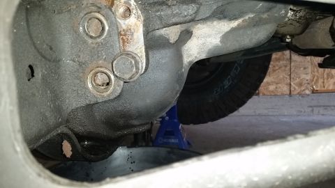 1996 Ford Bronco - With the upper bolt still loosely holding the 3rd member, lift the 3rd member up and drain it. I threaded one of the side bolts back to hol…
