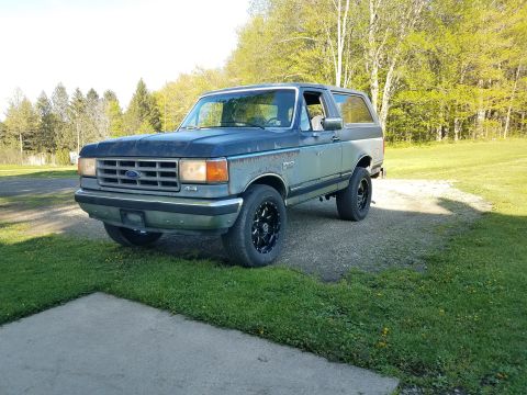 1987 Ford Bronco - This 1987 Ford Bronco is parked outdoors on a sunny day.