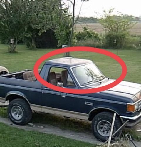 1995 Ford Bronco - This Ford Bronco's body style suggests a model year in the late 1980s, not 1995.