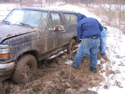 1994 Ford Bronco - Letting the winch cool down and doing some digging