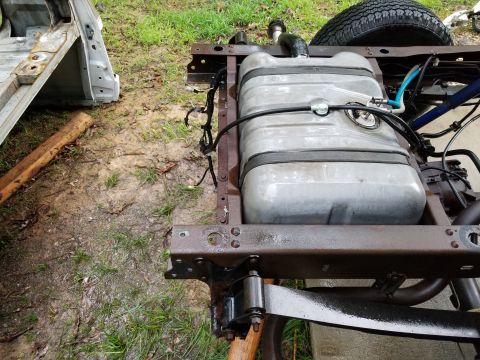 1996 Ford Bronco - Tank & axle RHS just after pressure-washing. Before: [url=https://www.supermotors.net/registry/media/1133863] https://www.supermotors.net/g…