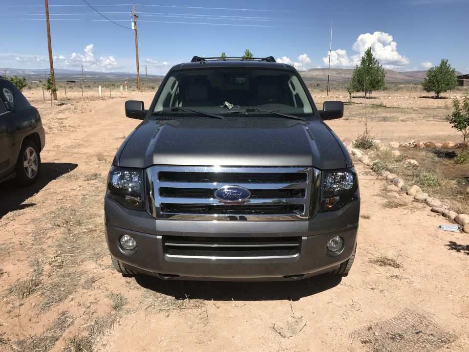 Dark gray 2014 Ford Expedition front view