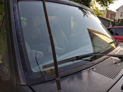 1995 Ford Bronco - View of the front windshield and interior of a dark SUV, with a Supermotors logo at the bottom right.