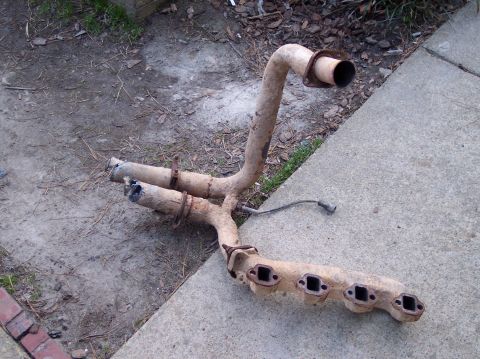 1990 Ford Bronco - This rusty exhaust manifold has four exhaust ports and two pipes that merge into one outlet.