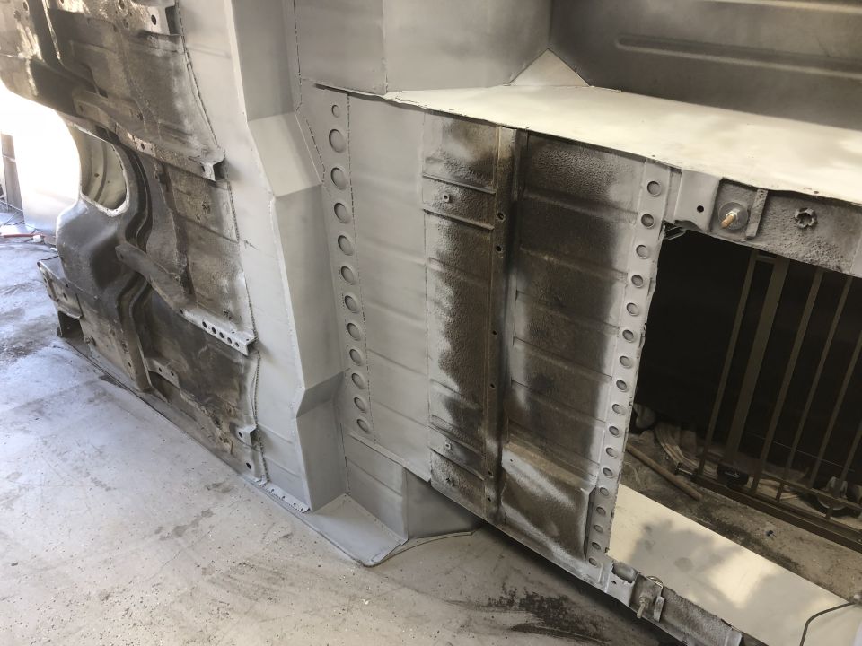 Vehicle underbody with exposed frame and suspension components