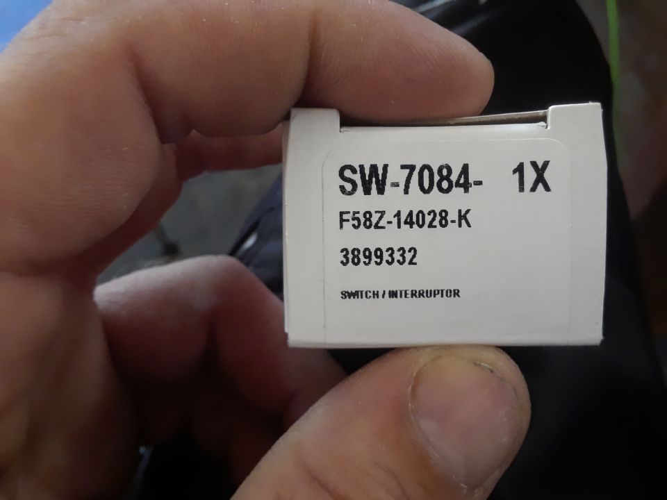 White box with part number SW-7084-1X and "SWITCH / INTERRUPTOR" text