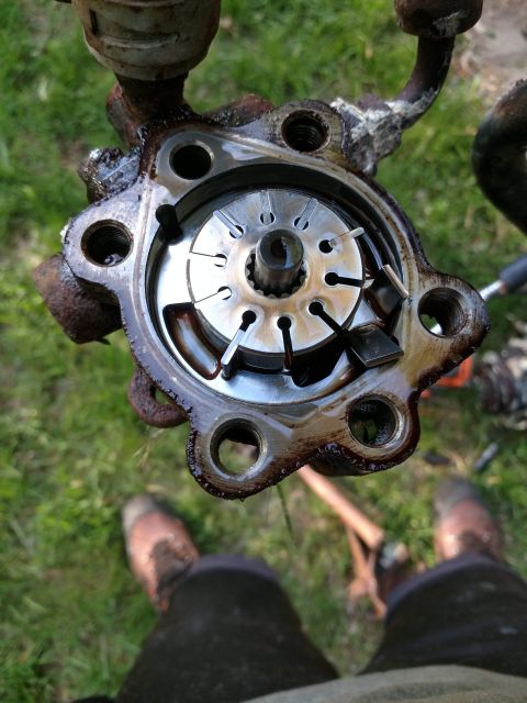 1989 Ford Probe - A close-up, overhead view of the internal components of a hydraulic pump, likely from a 1989 Ford Probe, showing a rotor and vanes with oil…