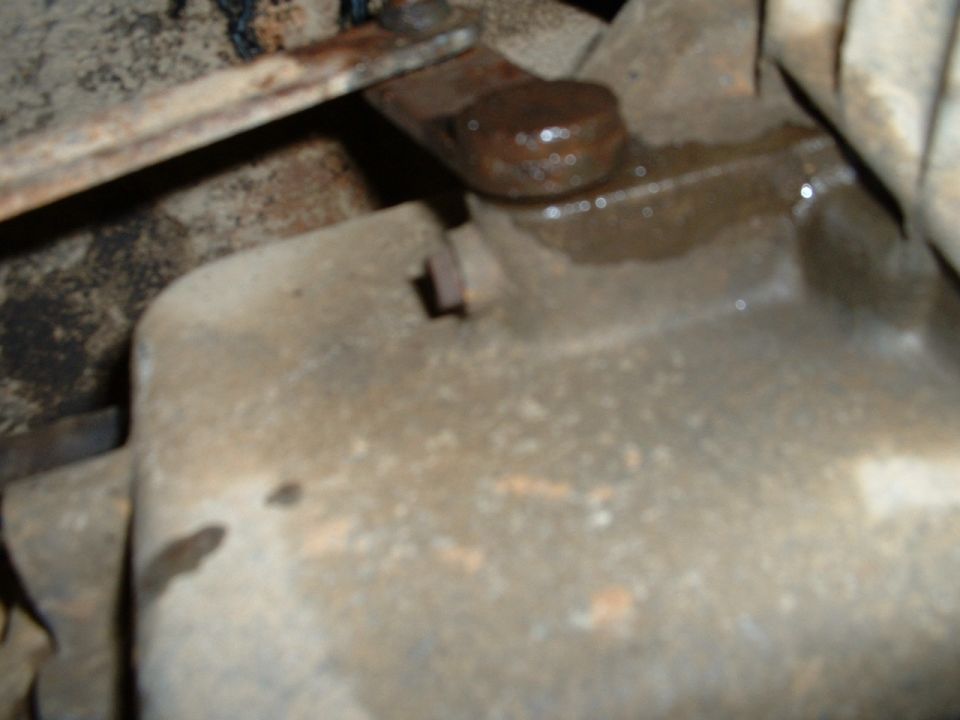 Transfer case housing with fluid leak