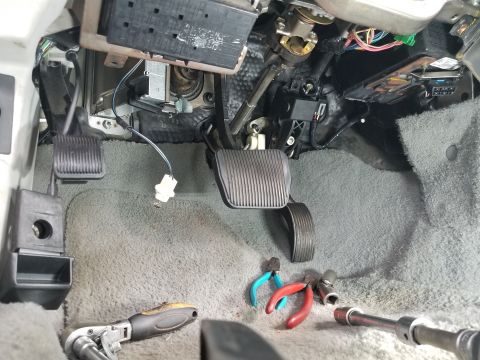 2004 Ford Crown Victoria - It was a reach to find the pedal motor takeout still taped into the dash harness at the top of the firewall, but it all worked PnP.