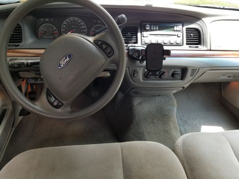 2004 Ford Crown Victoria - It's handy, without blocking the shifter, an air vent, the radio, or the A/C controls. And it's rock-solid.