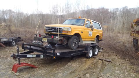 1996 Ford Bronco - The bronco had no breaks so I had to tow it to my auto mechanic shop. The wheels scraped the trailer when I was loading it.