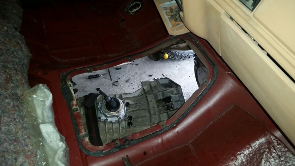 Transmission tunnel opening in a vehicle interior with a manual gearbox visible