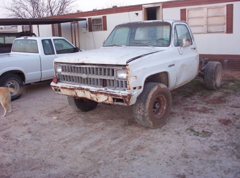 1988 Ford Bronco - This truck's grille indicates it is from the 1970s, not a 1988 model.