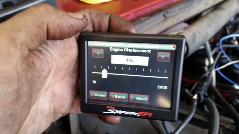 Holley Sniper EFI display showing engine displacement set to 305