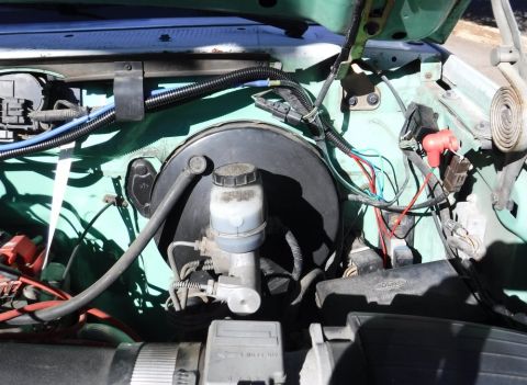 1992 Ford Bronco - Distribution block on the driver's fender for parking light-triggered lighting add-ons.