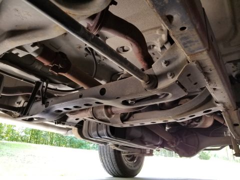 2001 Nissan Xterra - Even with a visible oil leak, the underbody is fairly clean.