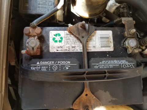 2001 Nissan Xterra - The battery terminals need work.