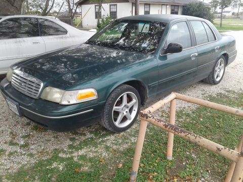 2001 Ford Crown Victoria photo