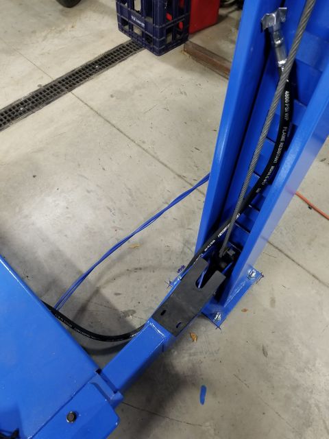 2004 Land Rover Land Rover - With the new sheaves, I could make the final adjustments on the cables so the lift is suspended ~3/16" above the column baseplates. Th…