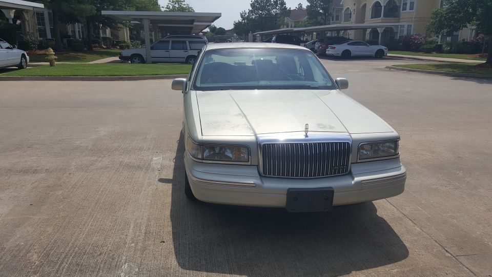 1997 Lincoln Town Car front view