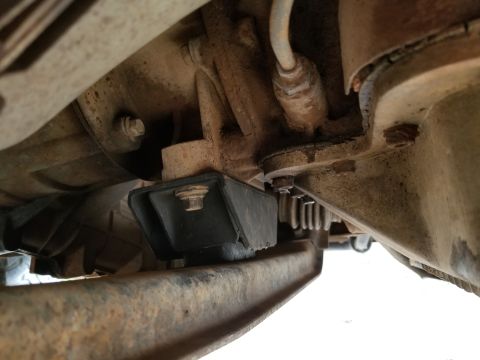 1995 Ford Bronco - The '96 trans mount is slightly different (stronger) and its upper frame is not touching the crossmember. [url=https://www.supermotors.net/…