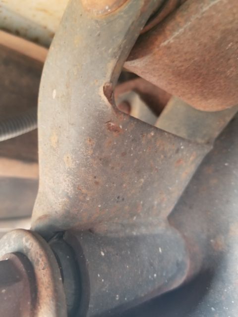 1995 Ford Bronco - The leaf spring bushings are looking old, but OK. This truck has non-sleeved shackle bushings.