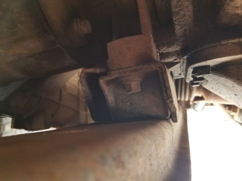 1995 Ford Bronco - The transmission mount is cracked & collapsing. It was making an intermittent chirp on the frame at idle. [url=https://www.supermotors.net/…