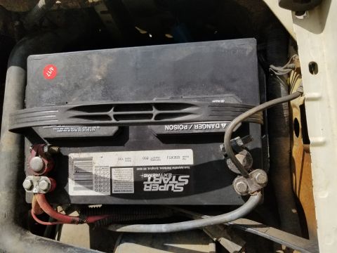 1995 Ford Bronco - Terrible battery terminals, as usual. And the battery isn't bolted down. And it's a cheapo battery. But it's only a year old, and it's stil…