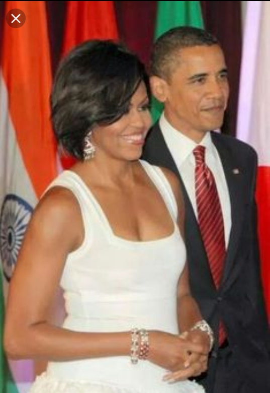 Barack Obama and Michelle Obama posing for a photo