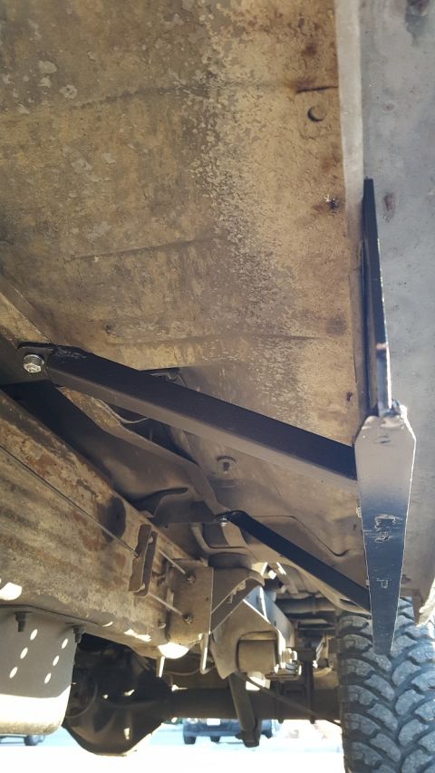 1995 Ford Bronco - This picture shows how the braces mount to both the truss and the truck.