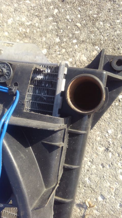 1990 Ford F-250 - the shroud is bigger than it really should be. have to do some mods to make it fit properly. both the inlet and outlet needed room so i had…